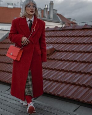 Kateřina Mlejnková Instagram - Už je červený všude moc? Není! 😅❤️ miluju děsně moc! 🤷🏼‍♀️ 
.
.
.
.
.
.
.
#redobsession #redcoat #blondehair #glasses #ootd #fashion #streetstyle