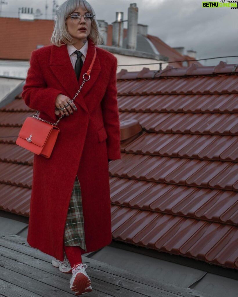 Kateřina Mlejnková Instagram - Už je červený všude moc? Není! 😅❤️ miluju děsně moc! 🤷🏼‍♀️ . . . . . . . #redobsession #redcoat #blondehair #glasses #ootd #fashion #streetstyle Prague, Czech Republic