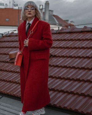 Kateřina Mlejnková Instagram - Už je červený všude moc? Není! 😅❤️ miluju děsně moc! 🤷🏼‍♀️ 
.
.
.
.
.
.
.
#redobsession #redcoat #blondehair #glasses #ootd #fashion #streetstyle