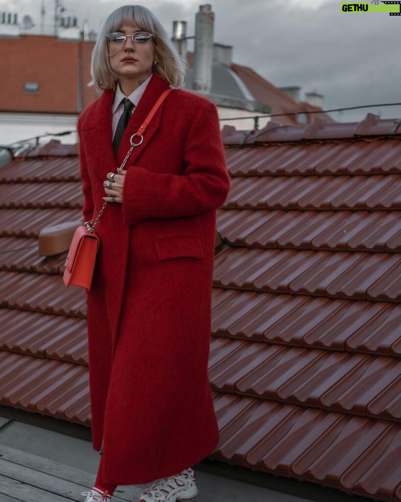 Kateřina Mlejnková Instagram - Už je červený všude moc? Není! 😅❤️ miluju děsně moc! 🤷🏼‍♀️ . . . . . . . #redobsession #redcoat #blondehair #glasses #ootd #fashion #streetstyle Prague, Czech Republic