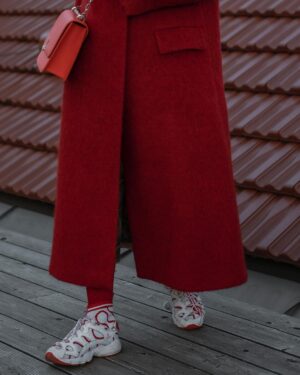 Kateřina Mlejnková Instagram - Už je červený všude moc? Není! 😅❤️ miluju děsně moc! 🤷🏼‍♀️ 
.
.
.
.
.
.
.
#redobsession #redcoat #blondehair #glasses #ootd #fashion #streetstyle