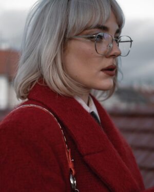 Kateřina Mlejnková Instagram - Už je červený všude moc? Není! 😅❤️ miluju děsně moc! 🤷🏼‍♀️ 
.
.
.
.
.
.
.
#redobsession #redcoat #blondehair #glasses #ootd #fashion #streetstyle
