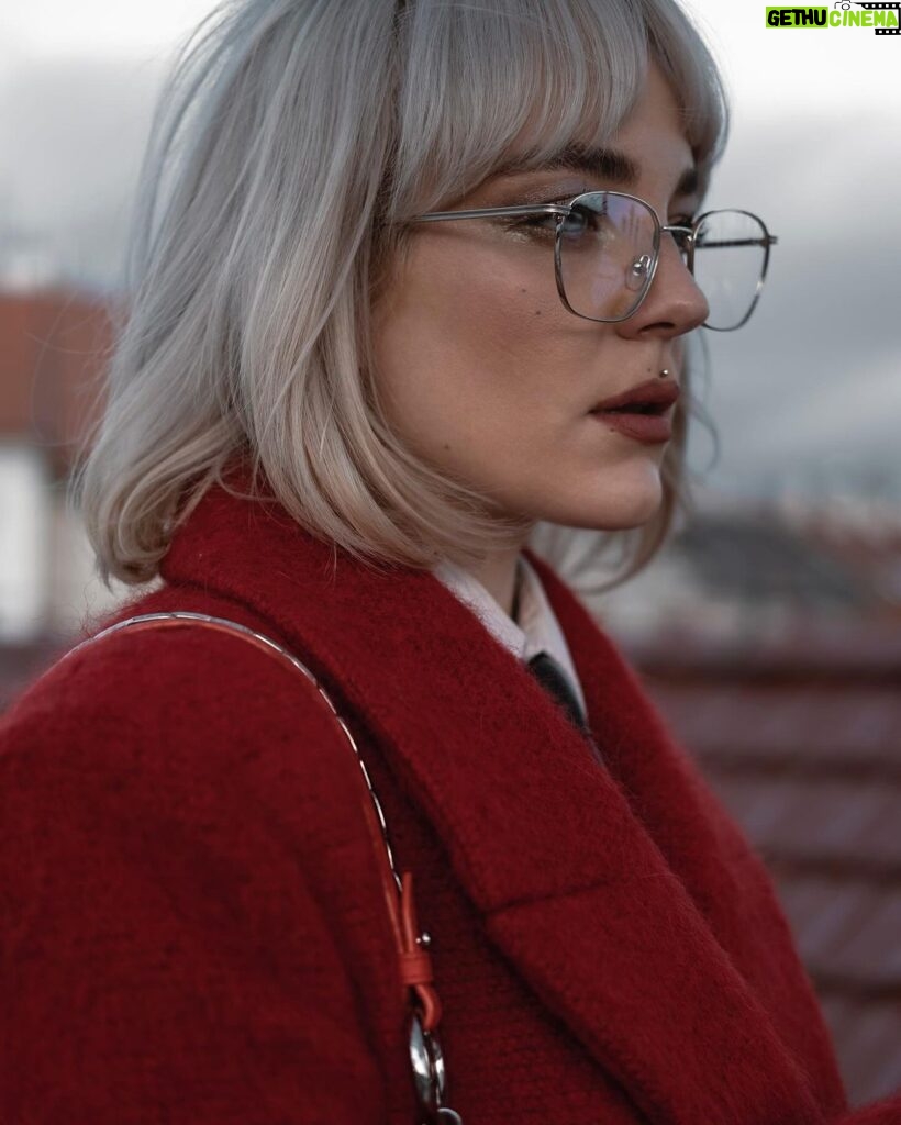 Kateřina Mlejnková Instagram - Už je červený všude moc? Není! 😅❤️ miluju děsně moc! 🤷🏼‍♀️ . . . . . . . #redobsession #redcoat #blondehair #glasses #ootd #fashion #streetstyle Prague, Czech Republic