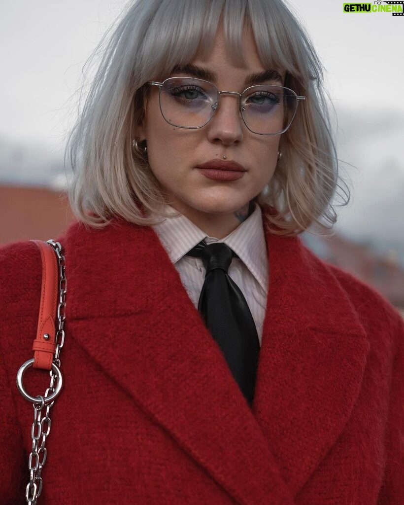 Kateřina Mlejnková Instagram - Už je červený všude moc? Není! 😅❤️ miluju děsně moc! 🤷🏼‍♀️ . . . . . . . #redobsession #redcoat #blondehair #glasses #ootd #fashion #streetstyle Prague, Czech Republic