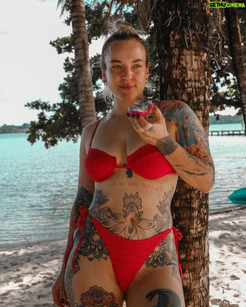 Kateřina Mlejnková Instagram - No tak Jo! 🤭 ještě tady mám hromadu krásných fotek, kterých by mi bylo líto nechat si jen pro sebe 🤗✨ ❤️s červenou jsem si ujela i na plavkách 🥵❤️ Koh Kham