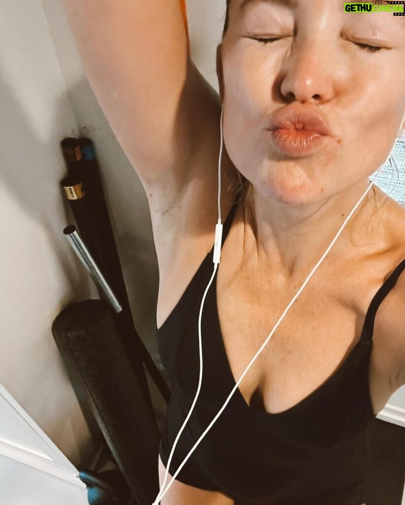 Kate Hudson Instagram - Got 'er done 💪👯‍♀