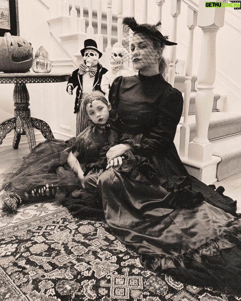 Kate Hudson Instagram - Vampire family portraits 🧛‍♀🧛‍♀🧛 #happyhalloween