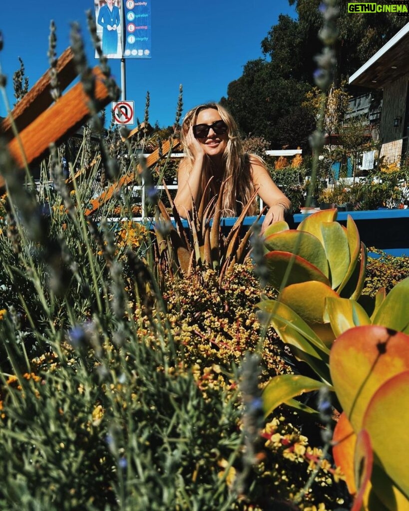 Kate Hudson Instagram - Flaunting my flora 💁🏼‍♀🌿