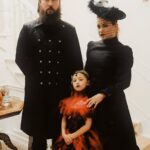 Kate Hudson Instagram - Vampire family portraits 🧛‍♀️🧛‍♀️🧛 #happyhalloween