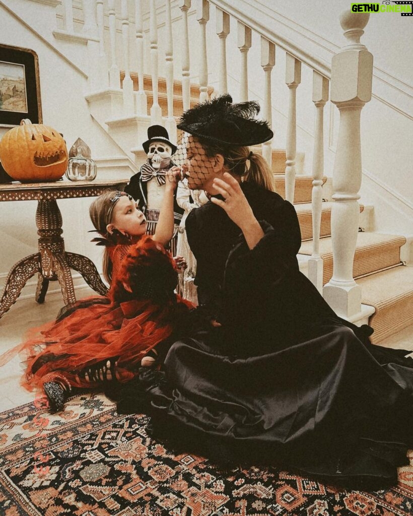 Kate Hudson Instagram - Vampire family portraits 🧛‍♀🧛‍♀🧛 #happyhalloween
