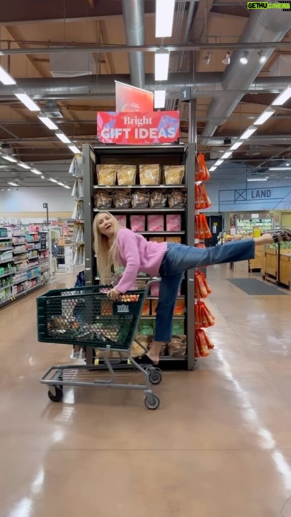 Kate Hudson Instagram - It has been our dream @tobeinbloom to make products accessible to all and the day has finally arrived!!! INBLOOM has officially launched @wholefoods across the US!! Find us at your local Whole Foods! 🌸🥬