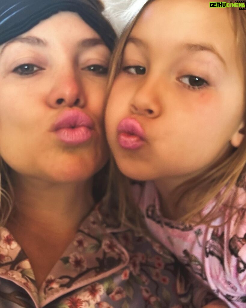 Kate Hudson Instagram - 💞 7am and already into my lipsticks….💞 #itsherworld #happymorning