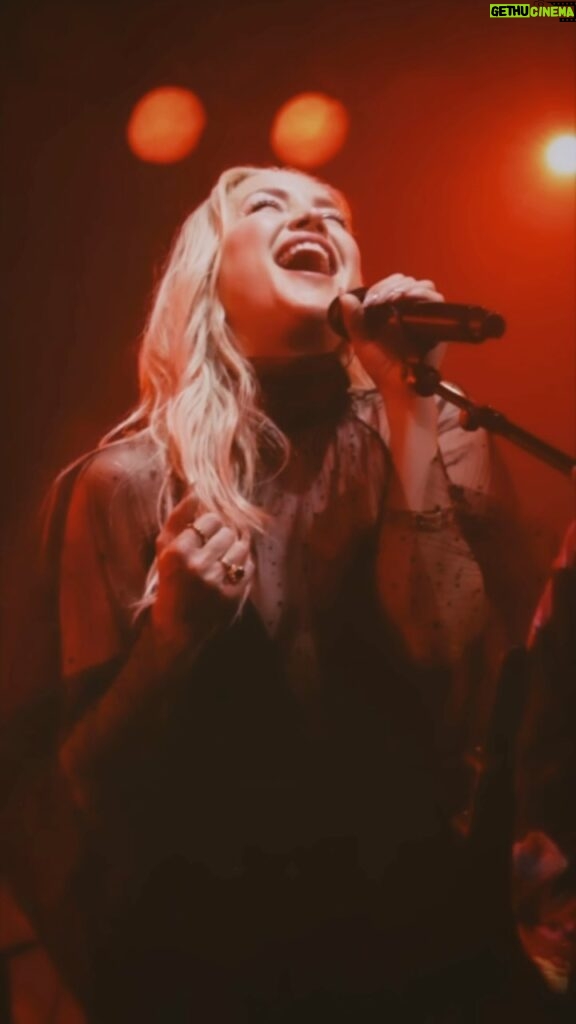 Kate Hudson Instagram - Live recording from a Los Angeles show 🖤 Singing my songs live is a dream 💫 More to come ⚡💃 #talkaboutlove available wherever you stream music 🎶
