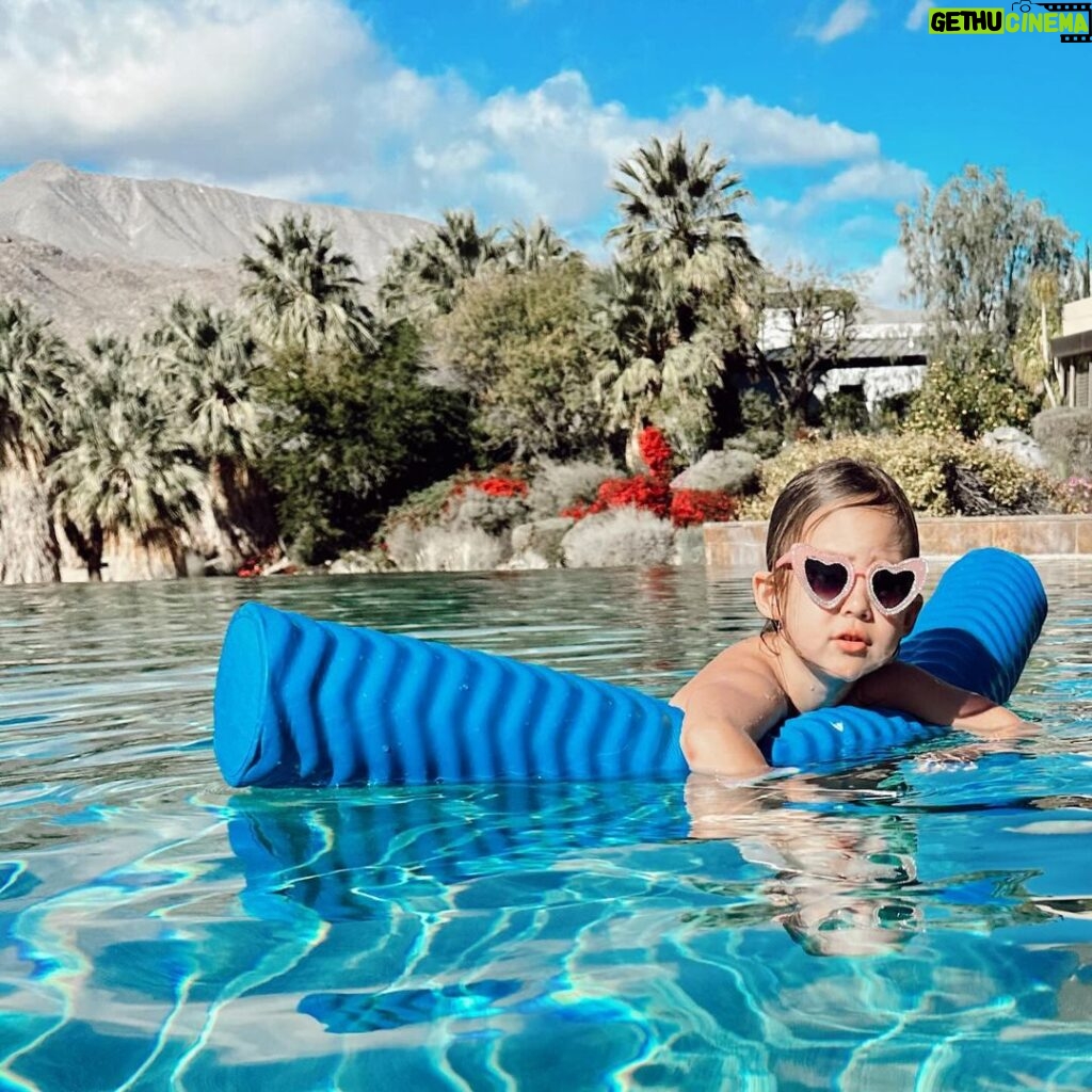 Kate Hudson Instagram - Long weekend energy ⚡🌴