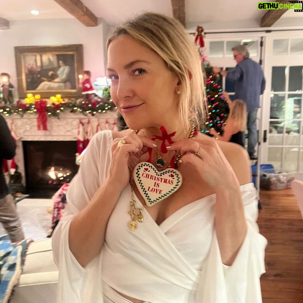 Kate Hudson Instagram - ❤Christmas is love❤ and maybe a little friendly family competition…