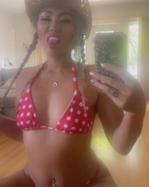 Kate Maxx Instagram - Felt cute. But also felt obnoxious 😛 🤠
