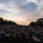 Katherine Levac Instagram - Soirée mémorable pour la magnifique et belle famille de l’ @orchestre_metropolitain, @moffattariane, Alain Lefèvre et les 60 000 personnes présentes au pied du Mont Royal. Merci @nezetseguin pour l’invitation, c’était beau, enlevant, et très stylé, comme d’hab. Photos : Denis Germain