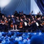 Katherine Levac Instagram - Soirée mémorable pour la magnifique et belle famille de l’ @orchestre_metropolitain, @moffattariane, Alain Lefèvre et les 60 000 personnes présentes au pied du Mont Royal. Merci @nezetseguin pour l’invitation, c’était beau, enlevant, et très stylé, comme d’hab. Photos : Denis Germain
