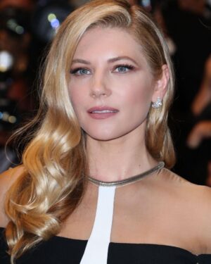 Katheryn Winnick Instagram - Flag Day premiere, Cannes World Film Festival. Thank you @chopard for the beautiful bling!