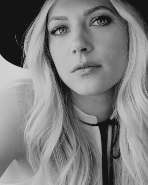 Katheryn Winnick Instagram - Challenge accepted! So blessed to be surrounded by beautiful, powerful women who inspire me daily.  We have a long way to go for equality, but let’s all continue to fight and empower one another. ✨#womensupportingwomen  @alyshiaochse @maryamlieberman @paulinamiel @ericacornwall @golokatv @summeraltice @kristaliney @mzeinali1
