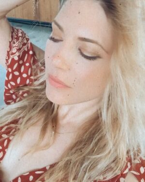 Katheryn Winnick Instagram - It’s time to get comfy.. Here’s to another month of breaking in this couch! 🙄