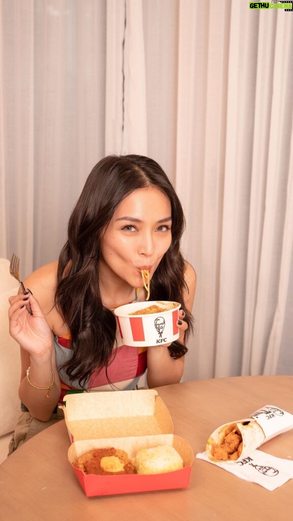 Kathryn Bernardo Instagram - Escape to Italy with me? With @kfcphilippines’ all NEW cheesy offerings, it’s totally possible! 🤭 Savor the Italian-style flavor with every bite of the #KFCCheezyItalian Zinger Steak, the delectable twist of the #KFCCheezyItalian Twister, and of course, the creamy goodness of the #KFCCheezyItalian Pasta!😍