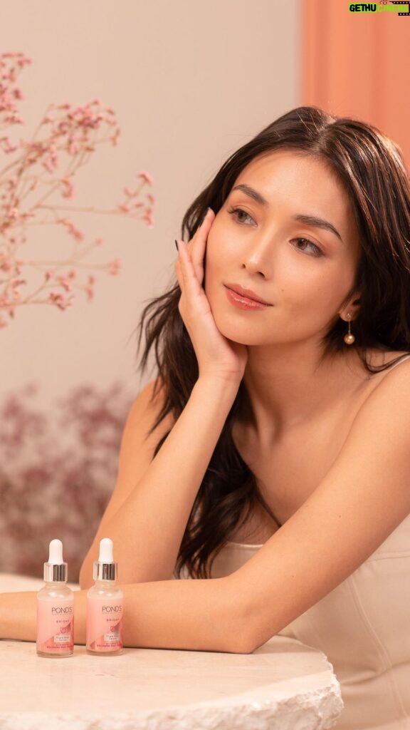Kathryn Bernardo Instagram - Just some of my favorite things that come in pairs, all while getting that glow on! ✨💓 Mark your calendars for the upcoming POND’s Beauty Bash at Watson’s Super Brand Day Sale and avail of B1G1 deals this July 10-30. 🛒 Don’t forget to grab @pondsph Triple Glow Serum—my absolute fave for bright and glowing skin, powered with Niacinamide to minimize pores, Hyaluronic Acid to moisturize, and GlutaBoost-C to brighten! 💕 #PondsTripleGlowSerum