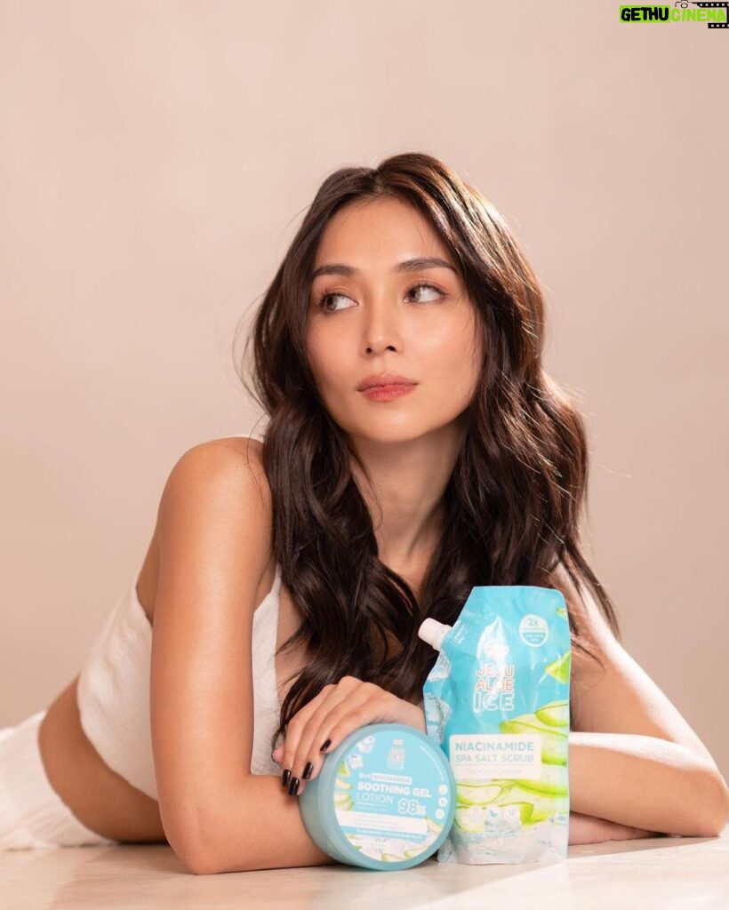 Kathryn Bernardo Instagram - Still looking for your Fresh match? I've found mine in this body care combo that exfoliates, minimizes my pores, and fades dark spots with the power of 99% Pure Niacinamide! 🤍 Visit @watsonsph and discover @fresh_philippines Jeju Aloe Ice Niacinamide Body Salt Scrub + Soothing Gel Lotion! ❄️