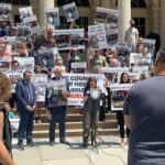 Kathy Najimy Instagram - An honor to speak today on the steps of City Hall with animal-loving New Yorkers, for @nyclass. It’s time to join 50 other city states and countries who have abolished the cruel and unnecessary torture of these gorgeous horses. They pull 2 ton carriages through the mad busy streets of NYC - through traffic, horns, snow and sweltering heat. Often toppling over & injuring the horses and the passengers. @nyclass has come up with an idea for electric (horseless) carriages that 50 other cities in America have adopted! Even Las Vegas has more humanity than we do. In NYC, horses are whipped, topple over from auto and heat exhaustion and are taken back to four story indoor stalks INSIDE buildings, and get no earth under their hooves, no play, no turn out and their only contact with other horses is nose to butt in line waiting to pull a 2 ton carriage full of tourists.   Please help. If you love animals please tweet, Instagram, speak to your friends and visiting tourists. But most important and effective please contact your council person and say you support the electric carriages and you support the health and lives of these beautiful creatures. Please help us abolish this ridiculous cruel unnecessary abomination. @nyclass has plans for earth friendly, silent electric, trolleys to employ drivers & treat New Yorkers & tourists to the beauty of Central Park and one of the best cities in the world, NYC!
