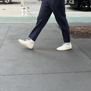 Kathy Najimy Instagram - I love NYC but I cannot for the life of me understand how, in this city-- all of these folks keep their sneakers sooooo WHITE?? Obsessed!!