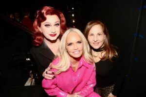 Kathy Najimy Instagram - The 3 of us @thejinkx @kchenoweth and I, After one of the best performances of Chicago on Bdway ever seen (& I’ve seen many)  the two extraordinary wimxn leads - brilliant dancers, cast 👍🏽
@thejinkx  only In  for a few more performances 

Faaaabulous