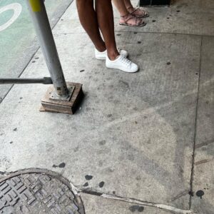 Kathy Najimy Instagram - I love NYC but I cannot for the life of me understand how, in this city-- all of these folks keep their sneakers sooooo WHITE?? Obsessed!!