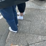 Kathy Najimy Instagram - I love NYC but I cannot for the life of me understand how, in this city-- all of these folks keep their sneakers sooooo WHITE?? Obsessed!!