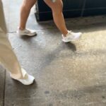 Kathy Najimy Instagram - I love NYC but I cannot for the life of me understand how, in this city-- all of these folks keep their sneakers sooooo WHITE?? Obsessed!!