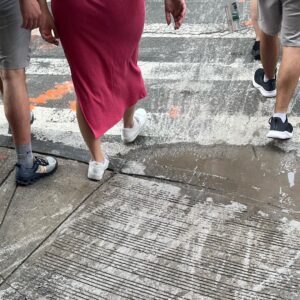 Kathy Najimy Instagram - I love NYC but I cannot for the life of me understand how, in this city-- all of these folks keep their sneakers sooooo WHITE?? Obsessed!!