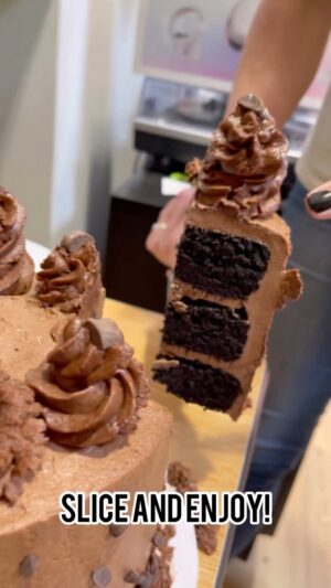 Katie Leclerc Instagram - Happy birthday Tom! 

#keto #chocolate #cake #birthdaycake #asmr #sugarfree #baking #katiebakes #katieleclerc #switchedatbirth #yumm
