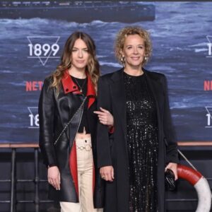 Katja Riemann Instagram - Das war schön… mit @paularomy38 bei der Premiere der neuen Mystery-Serie von @jantjefriese und @baranboodar. With our friends, the great performing artists  @andreaspietschmann and @emily_beecham. 
Coming soon on @netflixde