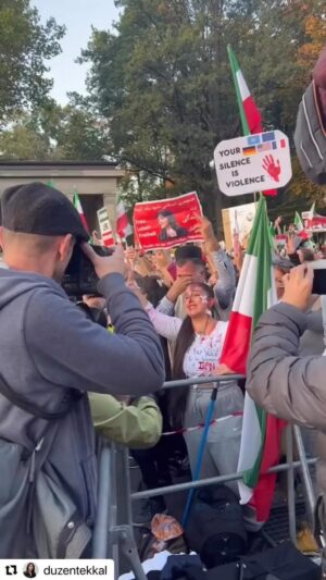 Katja Riemann Instagram - Eine Gänsehaut nach der anderen überfiel mich heute Nachmittag auf der Demo in Berlin. Das Singen und Rufen, die friedliche, freundliche zugeneigte Atmosphäre. Die Sonne, die uns begleitet hat, das rot grün und weiss der fliegenden Ballons und wehenden Fahnen, die manchmal eng umschlungen waren mit blau-gelben Fahnen. Das Lachen und Weinen, dass uns allen direkt unter der Haut saß.

repost @duzentekkal