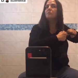 Katja Riemann Instagram - Repost @duzentekkal 

Frauen in der Welt schneiden sich aus Protest die Haare ab, um auf die Ermordung der 22jährigen Iranerin #mahsaamini (ihr kurdischer Name ist #zhinaamini) aufmerksam zu machen, die verhaftet wurde, da ihre Haare nicht ganz versteckt waren unter dem Hijab. Sie wurde in Haft misshandelt und starb vemutlich an einer Hirnblutung. 

In welcher Welt wollen wir leben, wird oft gefragt. In talkshows, Büchern, Medien. Gegenfrage: in was für einer Welt leben wir?

PS: Danke für eure Kommentare