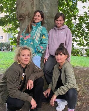 Katja Riemann Instagram - WIR SIND WIEDER DAAA!!
„Die kleinen Fick- und Saugroboter“ (quote) vom @maxim_gorki_theater. Freuen uns schon dolle und wedeln vor Freude. Morgen spielen wir endlich wieder  @sibylle_berg ’s Stück #undsicheristmitmirdieweltverschwunden 
@vidina.popov @svenjaliesaux @nastyagee