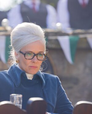 Katja Riemann Instagram - So. Nun isses soweit. Ab morgen ist die zweite Staffel der Serie „Unsere wunderbaren Jahre“ (etwas unglücklicher Titel, I know) in der @ardmediathek zu sehen. Alle sechs Folgen, bäng. Wir freuen uns. Die Dreharbeiten waren a celebration of joy und dafür danke ich unserer grossartigen Regisseurin und Headautorin @missmirathiel, unserem Director of Photography @thomas___schiller und allen anderen Heads der Departments, sowie jeder einzelnen Person am Set und behind the scenes, die diesen Film möglich gemacht haben. 

Und meinen bezaubernden Kollegen und Kolleginnen, auf die ich mich jeden Tag gefreut hab. 

Der Film spielt 15 Jahre später, in 1967/68. Bundesrepublikanisch wesentliche Jahre. Na, schaut selbst, ich bin gespannt.

@vanessa_loibl 
@annamariamuehe 
@elisa_jo_lu 
@damianhardung