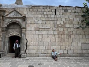 Katja Riemann Instagram - Camp Sharya, Duhok, Kurdistan-Irak. #lalish, Heiligtum der Jesid.innen. 

Bin hier auf Projektreise mit Dr. Jan Ilhan Kizilhan um über die Situation der Jesid.innen zu lernen und bin gestern zufällig in das Center von @hawar.help gestolpert... :-))