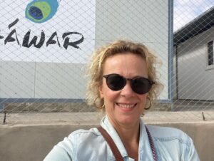 Katja Riemann Instagram - Camp Sharya, Duhok, Kurdistan-Irak. #lalish, Heiligtum der Jesid.innen. Bin hier auf Projektreise mit Dr. Jan Ilhan Kizilhan um über die Situation der Jesid.innen zu lernen und bin gestern zufällig in das Center von @hawar.help gestolpert... :-)) Duhok, Iraq