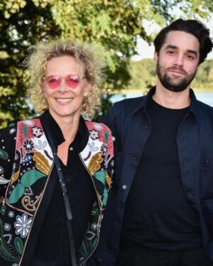 Katja Riemann Instagram - Was für eine unglaubliche location für ein Filmfestival…man möchte immerzu auf den blauen Scharmützelsee schauen und fragt sich, wie konnten die Menschen die Schönheit und Intelligenz der Natur in so kurzer Zeit versauen... Hier hat #volkerschlöndorff seine Doku „Der Waldmacher“ gezeigt, in der es um Wiederbewaldung in westafrikanischen communities geht., indem man den unterirdischen Wald wieder zum Leben bringt. 

@filmohnegrenzen 
@gutundboesel @maxbefort (hat mich netter Weise begleitet)
photos by @boristrenkel.fotografie