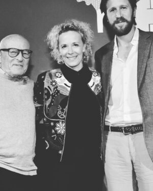 Katja Riemann Instagram - Was für eine unglaubliche location für ein Filmfestival…man möchte immerzu auf den blauen Scharmützelsee schauen und fragt sich, wie konnten die Menschen die Schönheit und Intelligenz der Natur in so kurzer Zeit versauen... Hier hat #volkerschlöndorff seine Doku „Der Waldmacher“ gezeigt, in der es um Wiederbewaldung in westafrikanischen communities geht., indem man den unterirdischen Wald wieder zum Leben bringt. 

@filmohnegrenzen 
@gutundboesel @maxbefort (hat mich netter Weise begleitet)
photos by @boristrenkel.fotografie