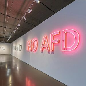 Katja Riemann Instagram - Aus aktuellem Anlass und aufgrund des Umstands, dass politische Mitarbeiter der AfD zur Eröffnung des internationalen Filmfestivals Berlin, der @berlinale eingeladen wurden, 15. Februar wird das sein, hier ein paar wunderschöne Designs von Florian Dengler @berlinteaparty, die er uns zur freien Verfügung gestellt hat. Vielen Dank dafür.  Und Danke @anikadecker , für die Verknüpfung und deine klare Haltung.

…inzwischen wieder ausgeladen…

Sharen der Fotos ausdrücklich erlaubt, sagt @berlinteaparty
