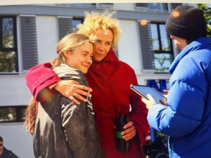 Katja Riemann Instagram - Wir drehen. 44. Drehtag. „Plan B“ heisst die Serie für das zweite deutsche Fernsehen. @hannah_schiller in my arm, @isaprahl in blue.
Photo by @tinakrohnphoto