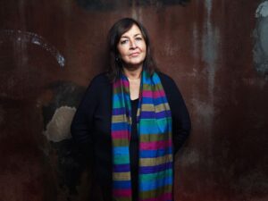 Katja Riemann Instagram - Vor ein paar Tagen ist Nadia Nadir von uns gegangen. Sie kam aus Afghanistan und lebte in Hamburg, wo sie vor 30 Jahren den „Afghanischen Frauenverein“ gründete. Sie war eine enge Freundin von Roger Willemsen, mit dem sie wiederholte Male nach Afghanistan reiste und er schrieb über diese Reisen. 2020 wurde die Safaa-Mädchenschule in Gedenken an Roger Willemsen vor den Toren Kabuls, fertiggestellt. Nadias Herzlichkeit und Zuneigung erreichte jede Person, die ihr begegnete, sie sprach aus jeder Zeile, die sie mir schrieb. Sie hat soviel erreicht und die afghanischen Frauen hüben wie drüben immer begleitet. Vermutlich brach ihr Herz, als die Taliban zurückkehrten. Ich bin dankbar, dass sie für eine Weile in meinem Leben war oder ich in ihrem. Ich stelle mir vor, dass ihr Freund Roger mit seinem unbändigen Witz sie nun empfangen wird…. 

„In jeder Kultur gibt es die Vorstellung, dass aus diesem Fluidum das die Seele ist, irgendetwas anderes wird, als nichts. Vielleicht regnen wir wieder runter.“ (Roger Willemsen)