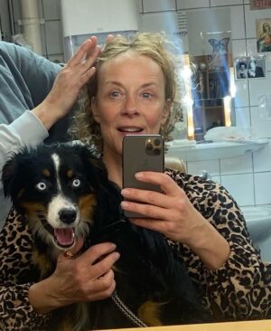 Katja Riemann Instagram - Heute hatten wir Vorstellung im @maxim_gorki_theater. 
Otto war mit…❤️

@svenjaliesaux @nastyagee @vidina.popov @sibylle_berg