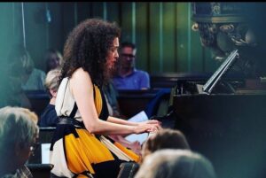 Katja Riemann Instagram - Mensch. So schnell geht‘s weiter. Mit meinen beiden liebsten Musikerinnen @marianna_shi und @hoelscherfranziska spielen wir TONIGHT unser Programm „Karneval des Glücks“, basierend auf Texten von #rogerwillemsen mit VIIEEL Musik auf dem Musikfestival @fraenkischersommer, gemeinsam mit Studierenden der Musikhochschulen in Nürnberg und Würzburg. Ich freue mich.